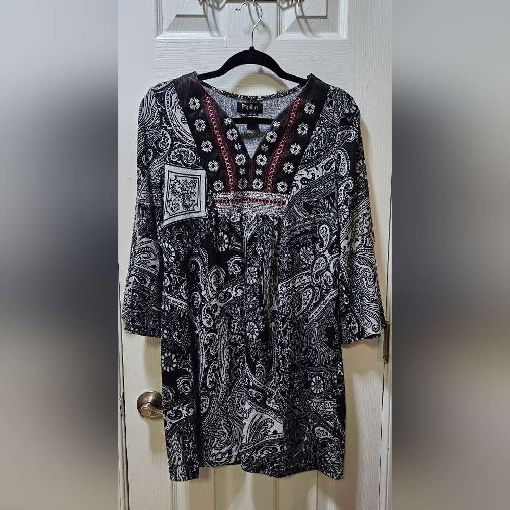 Papillon Black and White Paisley Tunic Size L
